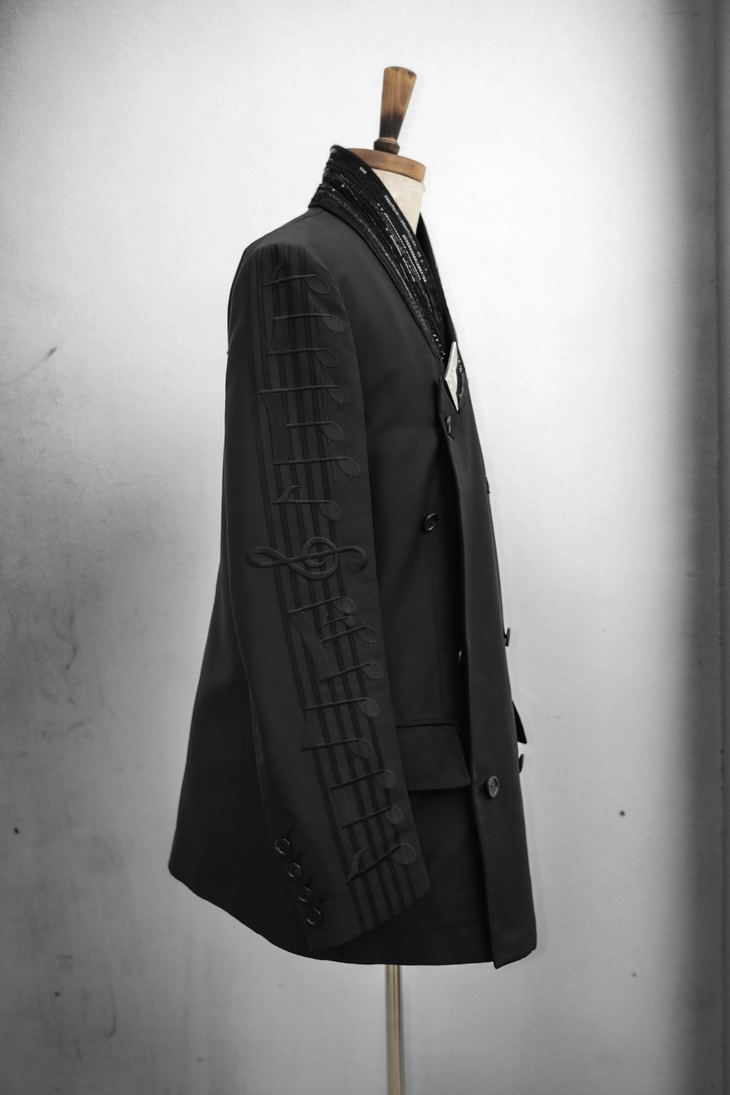TAKAHIROMIYASHITA TheSoloist. S/S2018 “Femme Fatale Fellow” - Musical Note Embroidered Coat