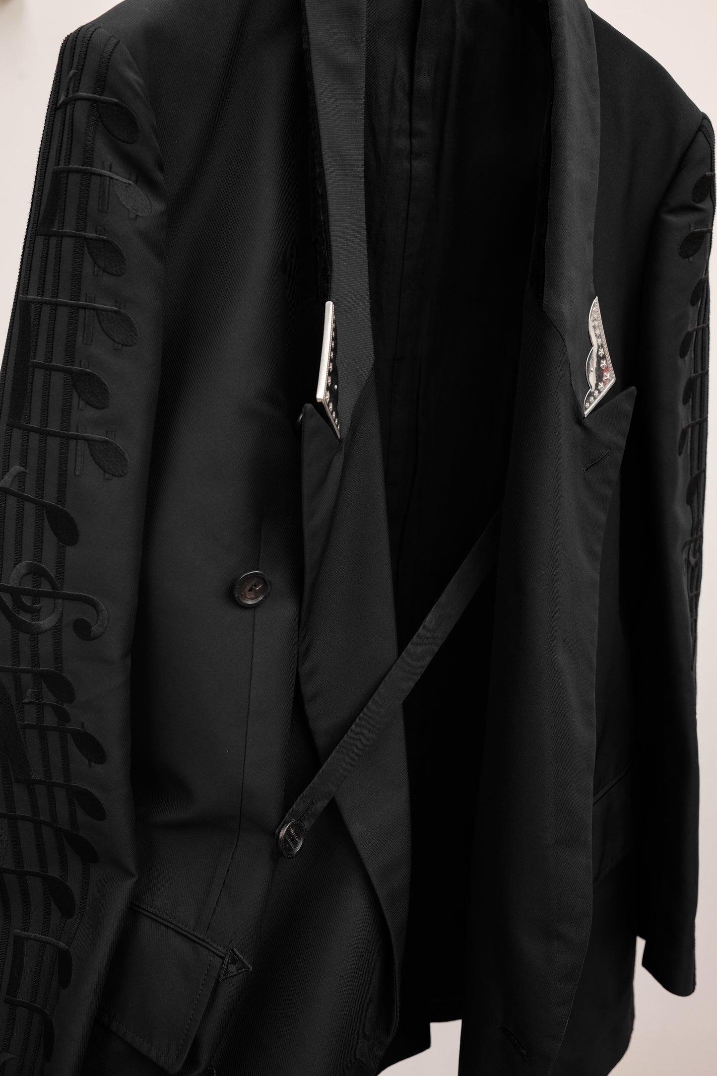 TAKAHIROMIYASHITA TheSoloist. S/S2018 “Femme Fatale Fellow” - Musical Note Embroidered Coat