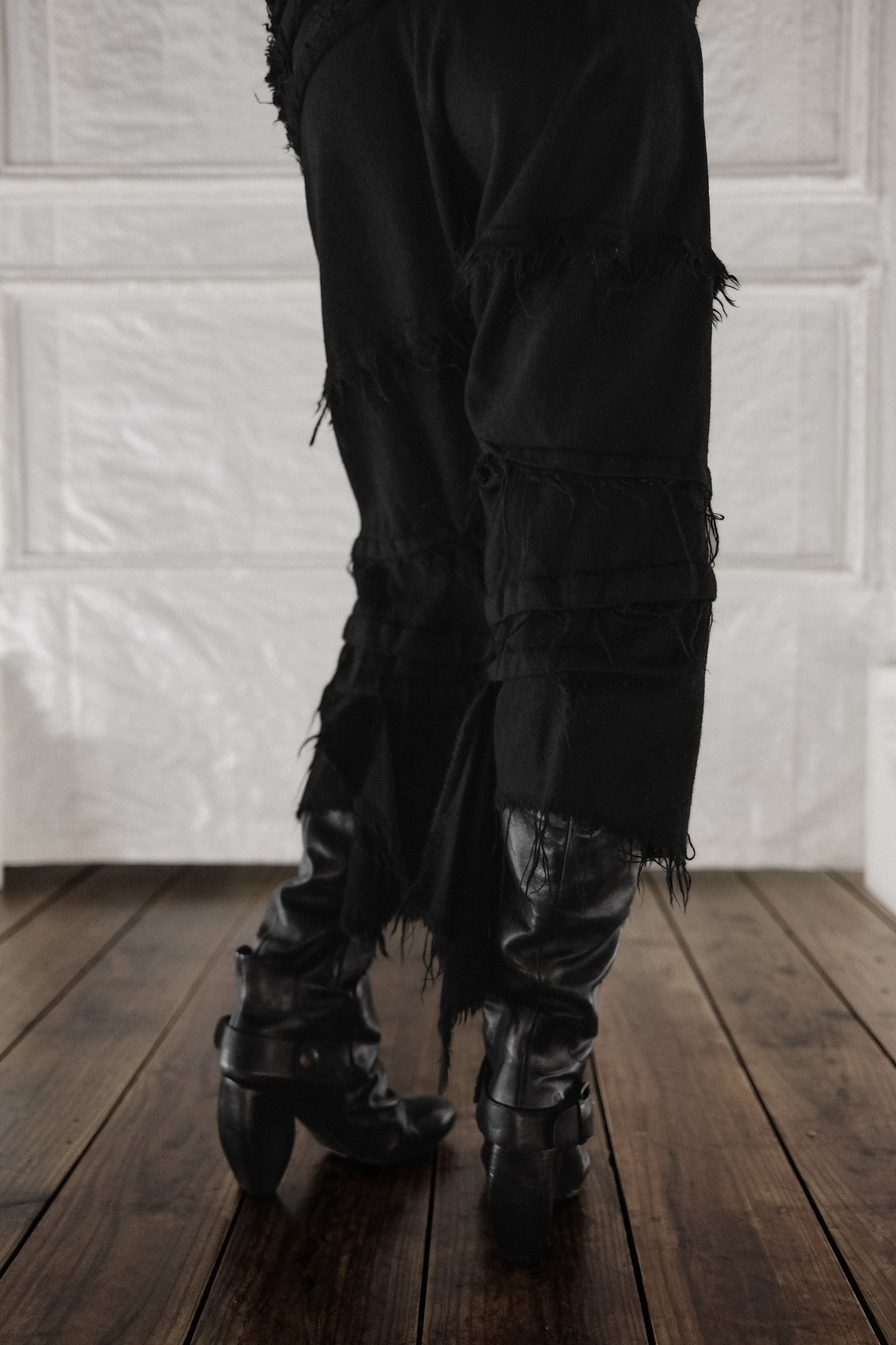 COMME des GARÇONS TAO F/W2008 - Frayed Buckle Cropeed Pants