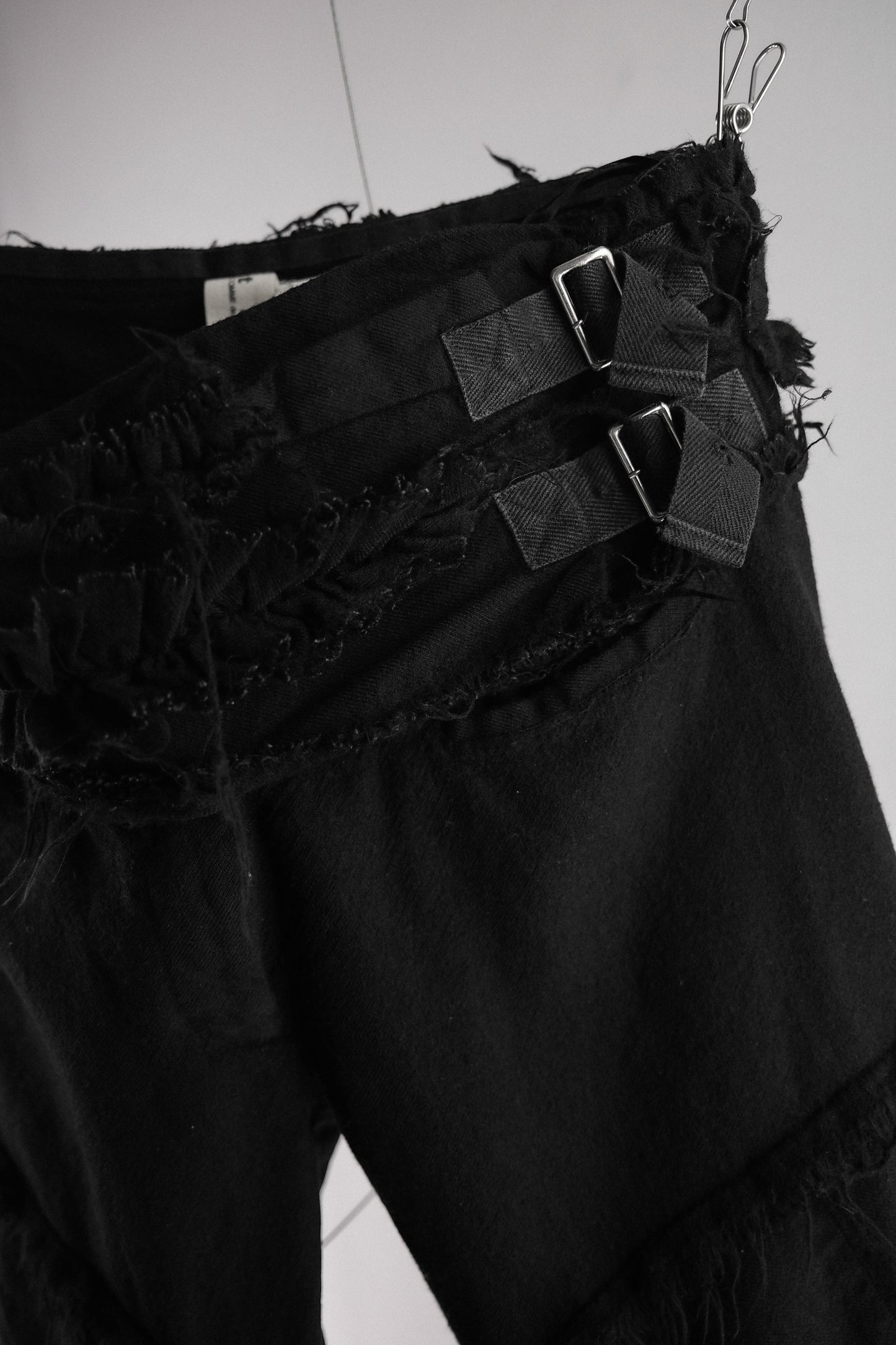 COMME des GARÇONS TAO F/W2008 - Frayed Buckle Cropeed Pants