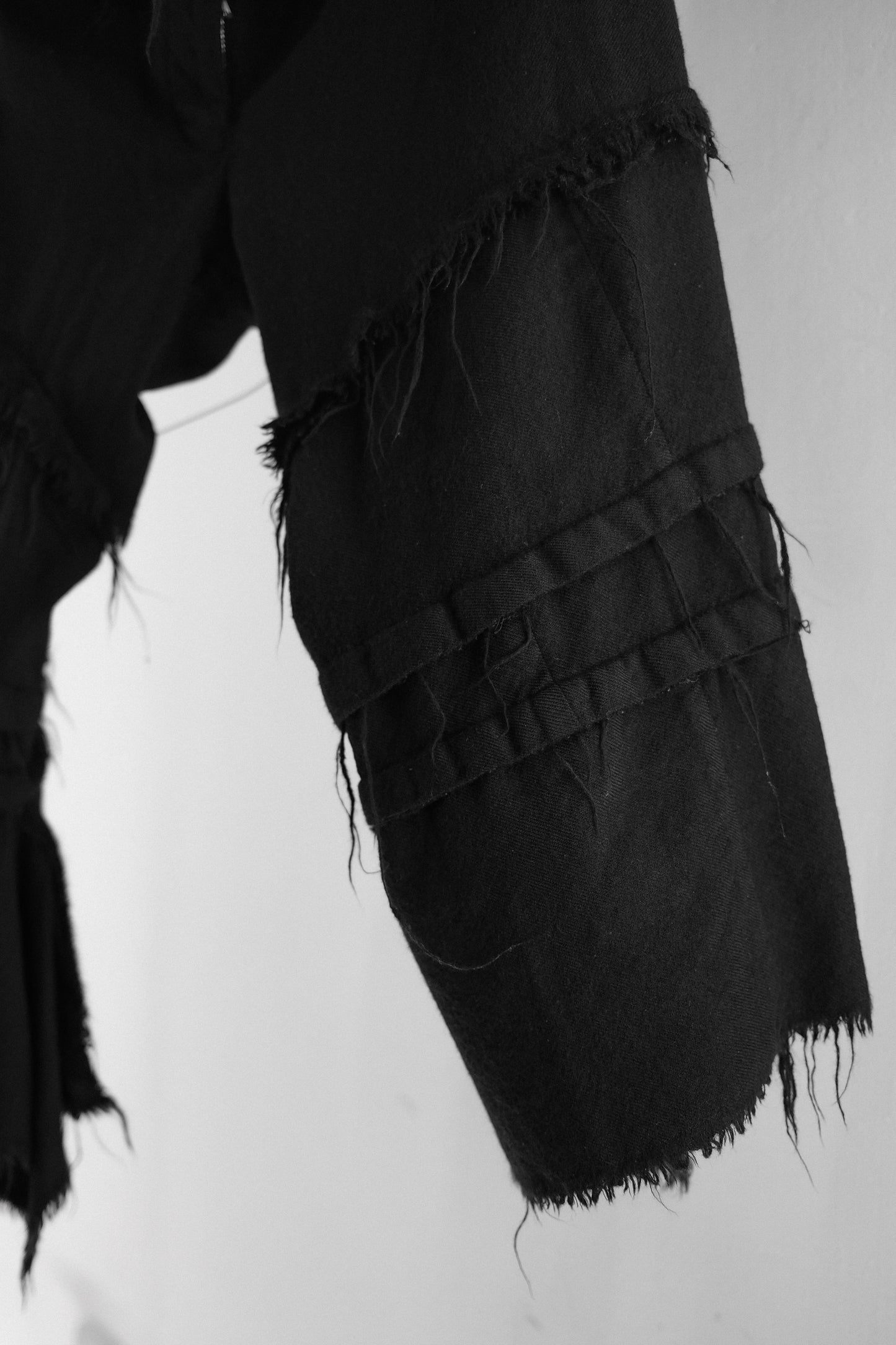 COMME des GARÇONS TAO F/W2008 - Frayed Buckle Cropeed Pants